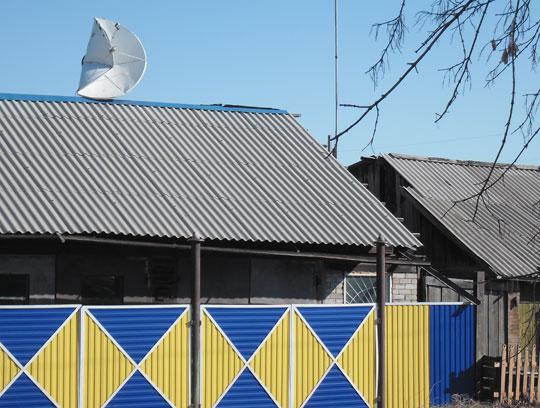 По городку гуляет слух о том, что глава администрации скоро чуть ли не собственноручно станет снимать с крыш домов спутниковые антенны, которые «портят внешний вид города».